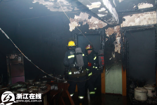 Firemen work at the scene where nine people were killed and two injured in a fire at a chess-and-card room of Quzhou city in East China&apos;s Zhejiang Province on Monday, Dec 13, 2010. [Qianjiang Evening News]