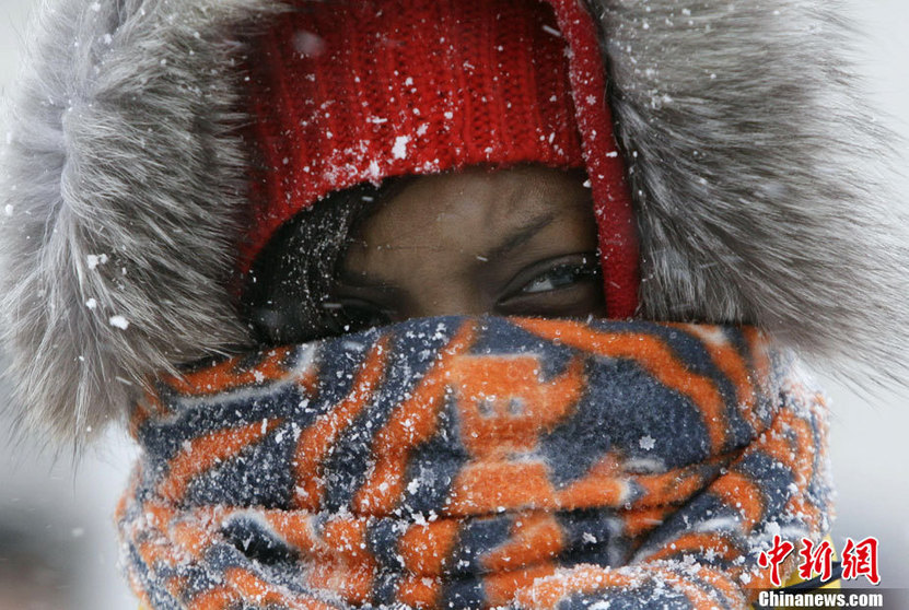 A winter storm brought snow and bone-chilling wind to Chicago Sunday morning, Dec 12, 2010, causing more than 1,000 flights to be canceled. The National Weather Service said on its website that a winter storm warning remains in effect until midnight Monday for northern Illinois and northwest Indiana, and temperature are going to plunge while strong wind moving through after snow tapers off on afternoon. [Chinanews.com]