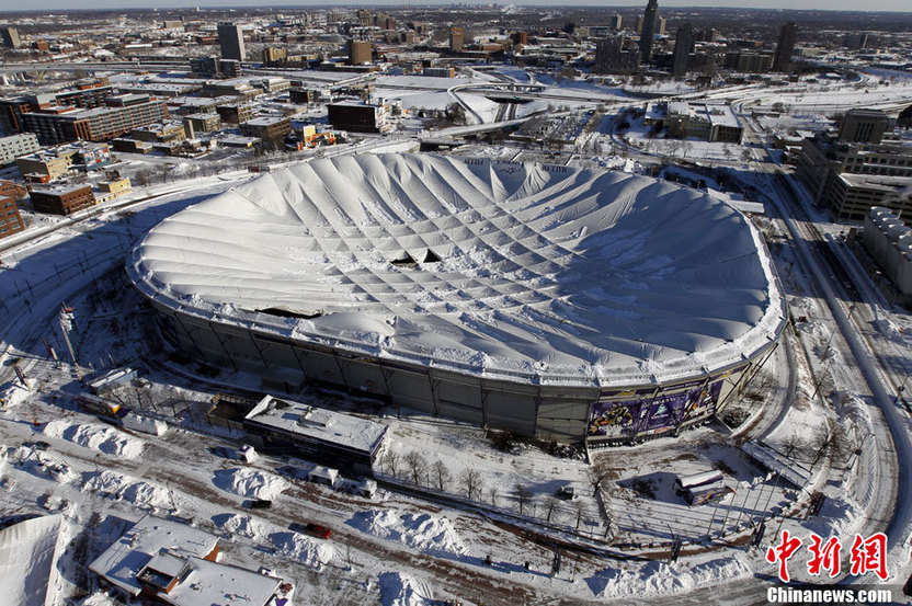 Holes in the collapsed Metrodome roof can be seen in Minneapolis Sunday, Dec 12, 2010. A winter storm brought snow and bone-chilling wind to Chicago Sunday morning, causing more than 1,000 flights to be canceled. [Chinanews.com]