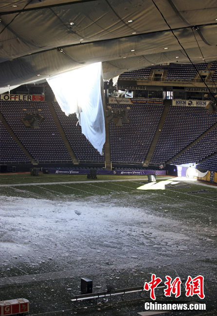 The National Weather Service said on its website that a winter storm warning remains in effect until midnight Monday for northern Illinois and northwest Indiana, and temperature are going to plunge while strong wind moving through after snow tapers off on afternoon. [Chinanews.com]