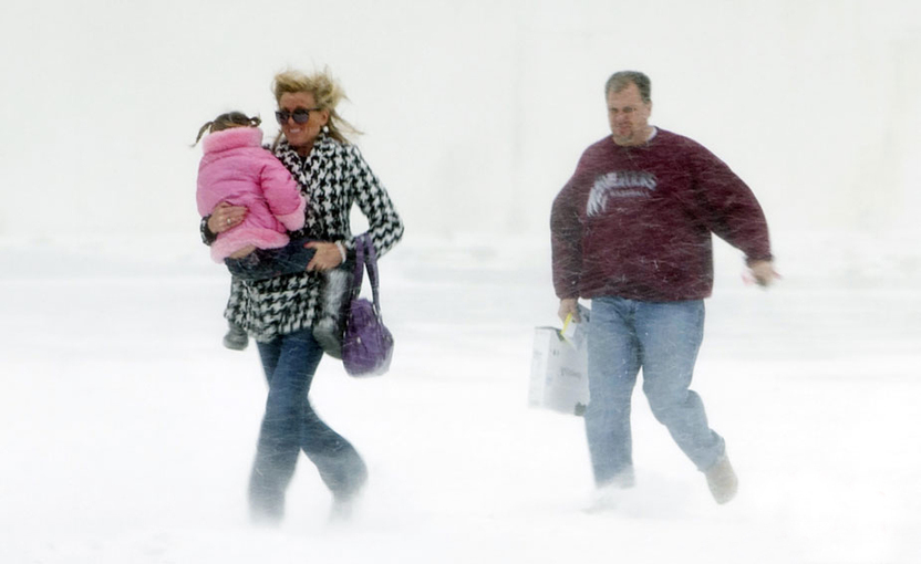 A winter storm brought snow and bone-chilling wind to Chicago Sunday morning, Dec 12, 2010, causing more than 1,000 flights to be canceled. The National Weather Service said on its website that a winter storm warning remains in effect until midnight Monday for northern Illinois and northwest Indiana, and temperature are going to plunge while strong wind moving through after snow tapers off on afternoon. [Chinanews.com]