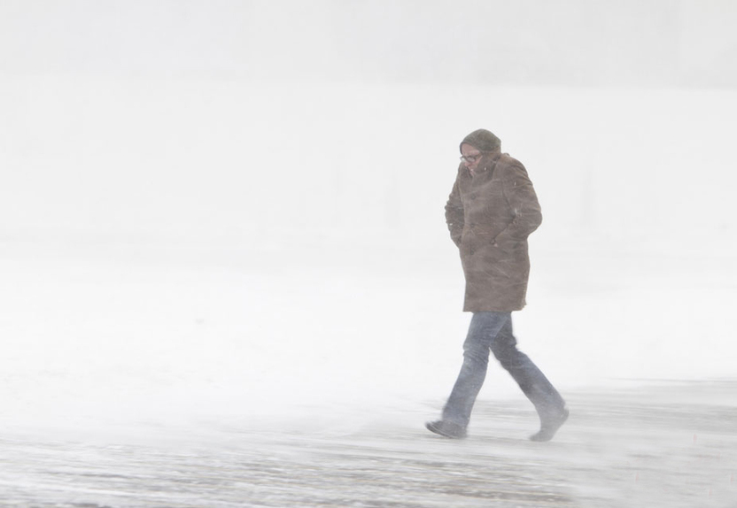 A winter storm brought snow and bone-chilling wind to Chicago Sunday morning, Dec 12, 2010, causing more than 1,000 flights to be canceled. The National Weather Service said on its website that a winter storm warning remains in effect until midnight Monday for northern Illinois and northwest Indiana, and temperature are going to plunge while strong wind moving through after snow tapers off on afternoon. [Chinanews.com]