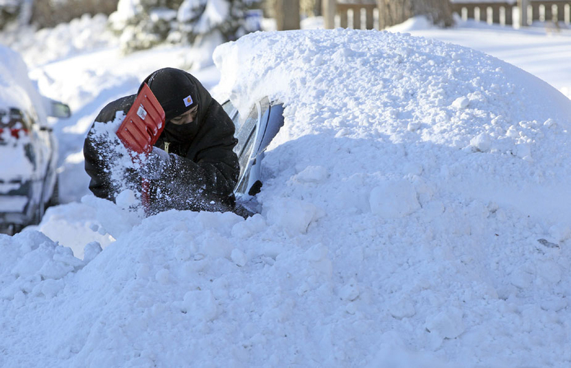 A winter storm brought snow and bone-chilling wind to Chicago Sunday morning, Dec 12, 2010, causing more than 1,000 flights to be canceled. he National Weather Service said on its website that a winter storm warning remains in effect until midnight Monday for northern Illinois and northwest Indiana, and temperature are going to plunge while strong wind moving through after snow tapers off on afternoon. [Chinanews.com]