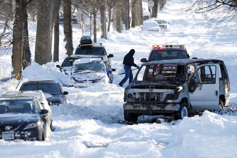 A winter storm brought snow and bone-chilling wind to Chicago Sunday morning, Dec 12, 2010, causing more than 1,000 flights to be canceled. The National Weather Service said on its website that a winter storm warning remains in effect until midnight Monday for northern Illinois and northwest Indiana, and temperature are going to plunge while strong wind moving through after snow tapers off on afternoon. [Chinanews.com]