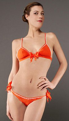 Flick-off function: The discreet magnetic clasps are set at the front of the bra and hips, and are concealed by silk bows.