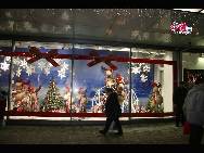 A shopping mall in Tampere, Finland, is decorated for Christmas, December 10, 2010. [China.org.cn by Yang Xi]