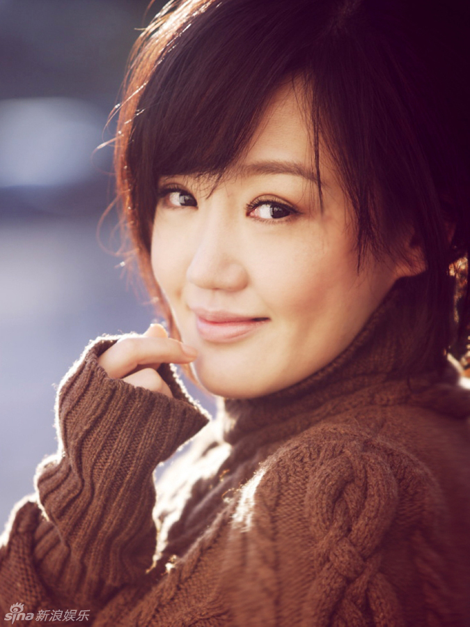 Chinese TV star Xue Jianing releases her latest news shot in winter's sunshine. 