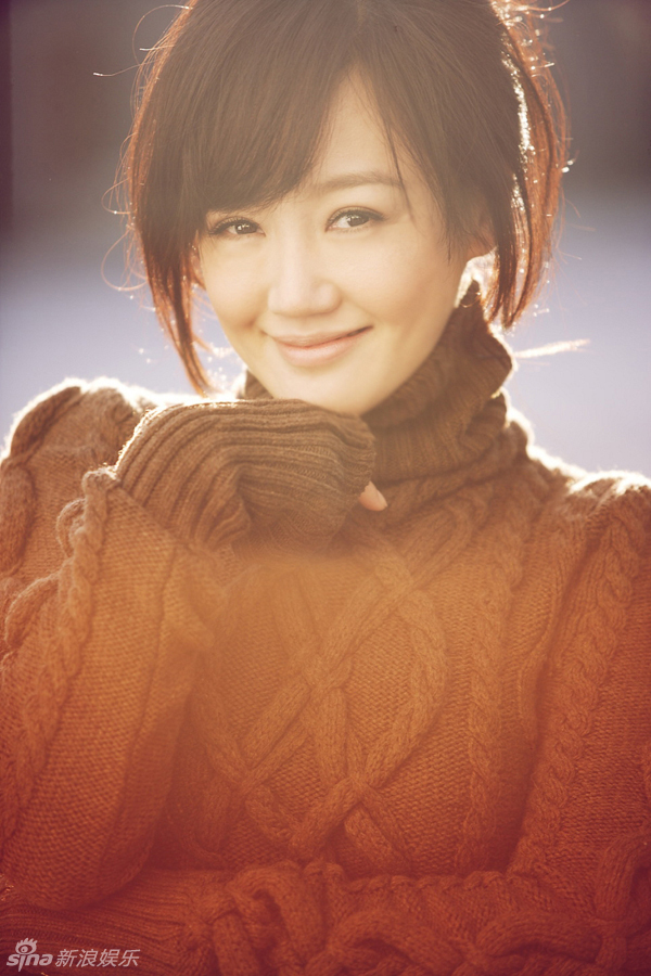 Chinese TV star Xue Jianing releases her latest news shot in winter's sunshine.