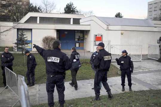 Policemen set a security perimeter around the Charles-Fourier nursery school in Besancon, eastern France, where a man was holding children hostage on December 13, 2010. [Xinhua/AFP] 