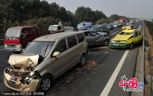 Damaged vehicles wait to be towed off the highway after 52 car pile-ups happened in less tan two hours, in Chengdu, Southwest China&apos;s Sichuan province, Dec 13, 2010.