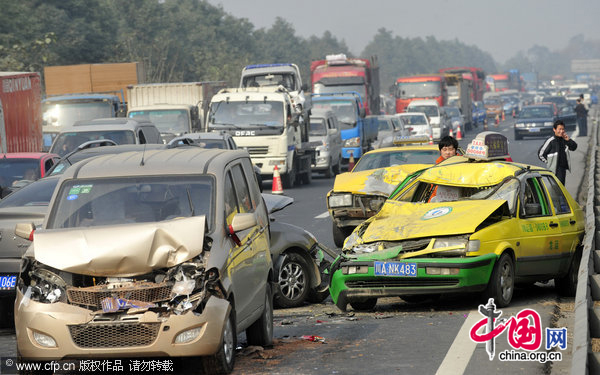 Cars pile up on a highway in Chengdu, Southwest China&apos;s Sichuan province, Dec 13, 2010. [CFP]