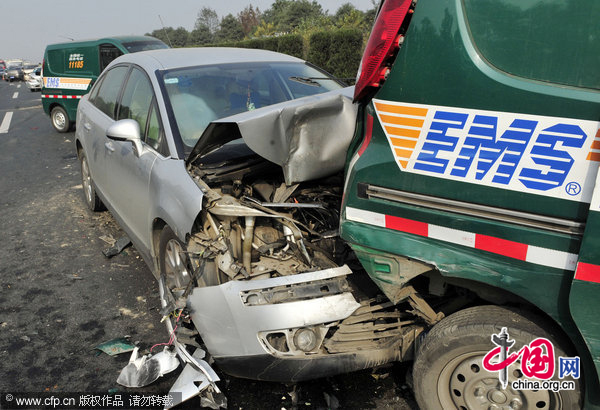 Cars pile up on a highway in Chengdu, Southwest China&apos;s Sichuan province, Dec 13, 2010. [CFP]