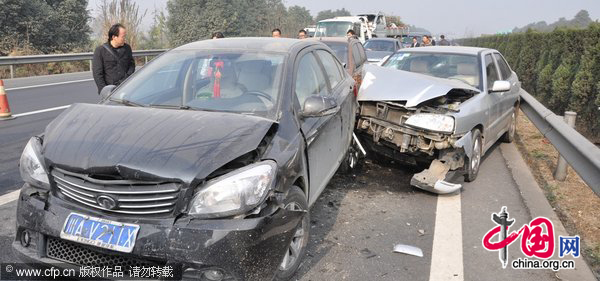 Cars pile up on a highway in Chengdu, Southwest China&apos;s Sichuan province, Dec 13, 2010. [CFP]