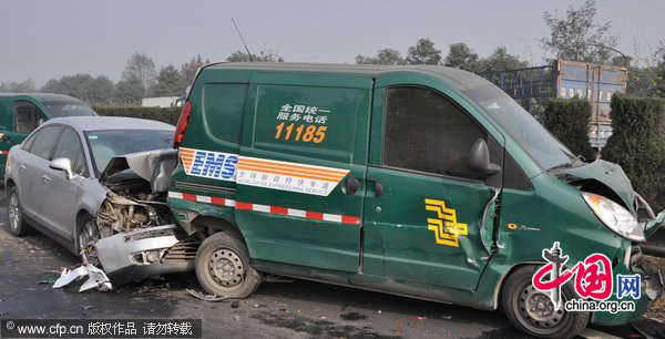 Cars pile up on a highway in Chengdu, Southwest China&apos;s Sichuan province, Dec 13, 2010. [CFP]