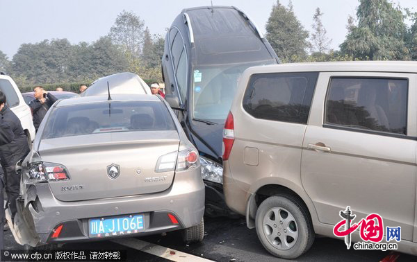 Cars pile up on a highway in Chengdu, Southwest China&apos;s Sichuan province, Dec 13, 2010. [CFP]