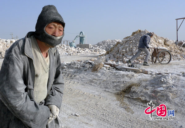 A mentally ill worker looks on at a construction site at the Jiaersi Green Construction Material Chemical Factory in Toksun county, Northwest China&apos;s Xinjiang Uygur autonomous region. [CFP]