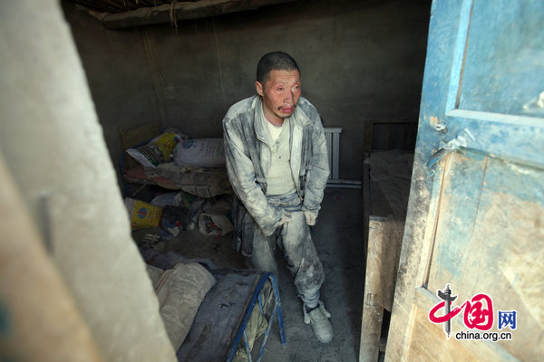 A mentally ill worker rests in a room at the Jiaersi Green Construction Material Chemical Factory in Toksun county, Northwest China&apos;s Xinjiang Uygur autonomous region. [CFP] 