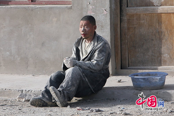 A mentally ill worker rests at a construction site at the Jiaersi Green Construction Material Chemical Factory in Toksun county, Northwest China&apos;s Xinjiang Uygur autonomous region. [CFP] 