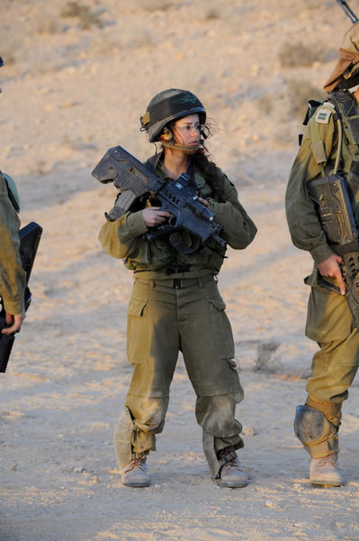 A female Israeli Defense Force (IDF) soldier takes part in a drill in desert near Israel-Egypt border and Israeli Southern City of Sede Boker, on Dec 13, 2010. [Xinhua]