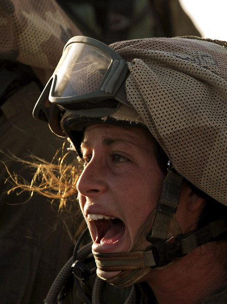 A female Israeli Defense Force (IDF) soldier takes part in a drill in desert near Israel-Egypt border and Israeli Southern City of Sede Boker, on Dec 13, 2010. [Xinhua]