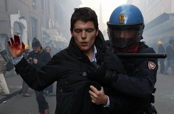 An Italian policeman arrests a demonstrator during anti-government clashes near the parliament building in Rome December 14, 2010. [China Daily/Agencies]