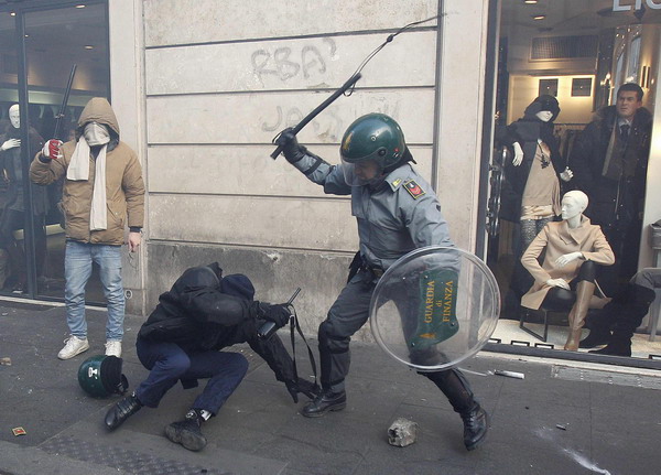 Demonstrators fight with Guardia di Finanza police officers during anti-government clashes near the parliament building in Rome December 14, 2010. [China Daily/Agencies]