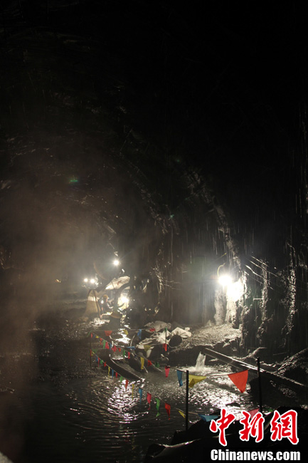 Construction of the tunnel on a highway that links Tibet&apos;s Metok County to the outside world was completed when explosives blasted through the final section at 10 a.m. on Dec. 15, 2010. [photo/chinanews] 