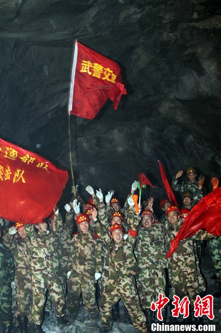 Construction of the tunnel on a highway that links Tibet&apos;s Metok County to the outside world was completed when explosives blasted through the final section at 10 a.m. on Dec. 15, 2010. [photo/chinanews] 