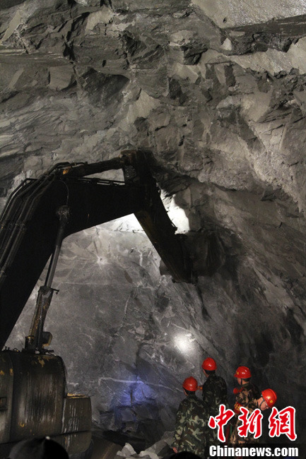 Construction of the tunnel on a highway that links Tibet&apos;s Metok County to the outside world was completed when explosives blasted through the final section at 10 a.m. on Dec. 15, 2010. [photo/chinanews] 