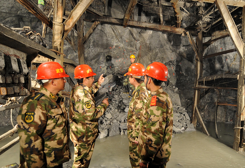 Construction of the tunnel on a highway that links Tibet&apos;s Metok County to the outside world was completed when explosives blasted through the final section at 10 a.m. on Dec. 15, 2010. [xinhua]