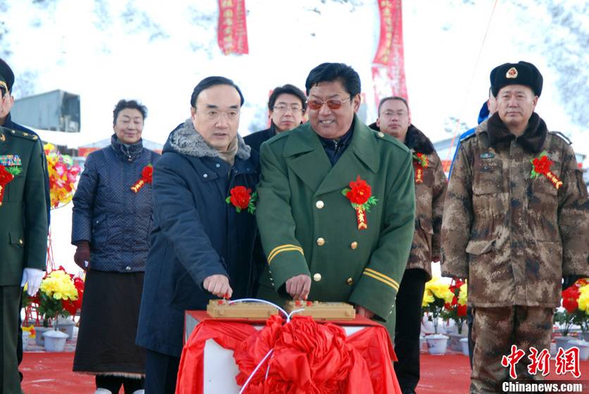 Construction of the tunnel on a highway that links Tibet&apos;s Metok County to the outside world was completed when explosives blasted through the final section at 10 a.m. on Dec. 15, 2010. [photo/chinanews] 