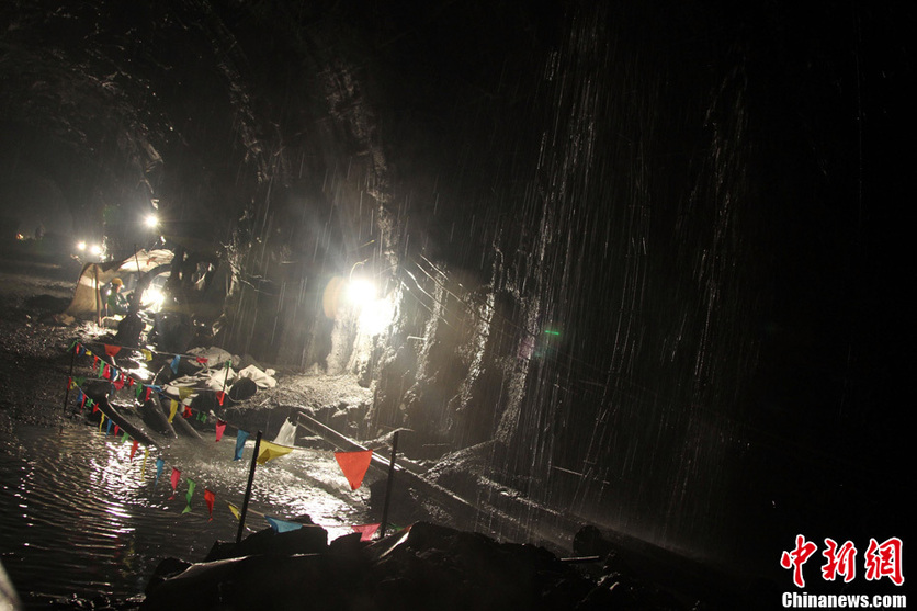 Construction of the tunnel on a highway that links Tibet&apos;s Metok County to the outside world was completed when explosives blasted through the final section at 10 a.m. on Dec. 15, 2010. [photo/chinanews] 