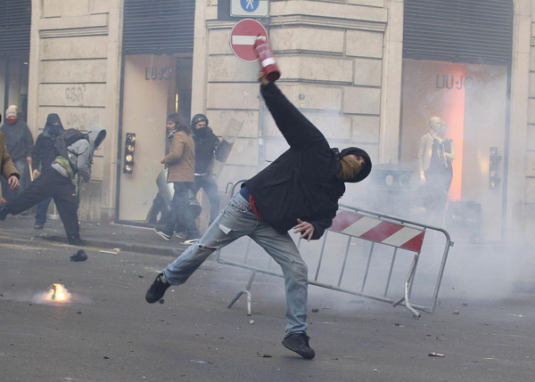 Demonstrators clash with police in Rome December 14, 2010. [China Daily/Agencies]
