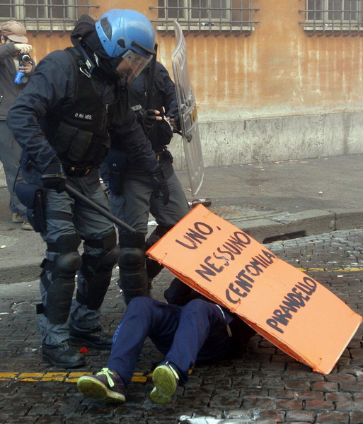 Carabinieres block a demonstrator during anti government clashes near parliament in Rome December 14, 2010. [China Daily/Agencies]