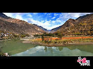 Danba lies along the eastern border of the Ganzi Tibet Autonomous Region in the western Sichuan. The county of Danba has been dubbed 'a kingdom of one thousand castles.' Groups of castles were scattered around strategic positions in the valley. Towers and citadels were built hundreds of years ago for defensive purposes and delivering messages between villages. Looking from afar, the groups of towers and castles standing in the gorgeous Danba Valley is breathtaking.[Photo by Liu Guoxing] 