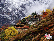 Danba lies along the eastern border of the Ganzi Tibet Autonomous Region in the western Sichuan. The county of Danba has been dubbed 'a kingdom of one thousand castles.' Groups of castles were scattered around strategic positions in the valley. Towers and citadels were built hundreds of years ago for defensive purposes and delivering messages between villages. Looking from afar, the groups of towers and castles standing in the gorgeous Danba Valley is breathtaking.[Photo by Liu Guoxing] 
