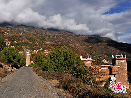 Danba lies along the eastern border of the Ganzi Tibet Autonomous Region in the western Sichuan. The county of Danba has been dubbed 'a kingdom of one thousand castles.' Groups of castles were scattered around strategic positions in the valley. Towers and citadels were built hundreds of years ago for defensive purposes and delivering messages between villages. Looking from afar, the groups of towers and castles standing in the gorgeous Danba Valley is breathtaking.[Photo by Liu Guoxing] 