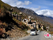 Danba lies along the eastern border of the Ganzi Tibet Autonomous Region in the western Sichuan. The county of Danba has been dubbed 'a kingdom of one thousand castles.' Groups of castles were scattered around strategic positions in the valley. Towers and citadels were built hundreds of years ago for defensive purposes and delivering messages between villages. Looking from afar, the groups of towers and castles standing in the gorgeous Danba Valley is breathtaking.[Photo by Liu Guoxing] 