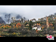 Danba lies along the eastern border of the Ganzi Tibet Autonomous Region in the western Sichuan. The county of Danba has been dubbed 'a kingdom of one thousand castles.' Groups of castles were scattered around strategic positions in the valley. Towers and citadels were built hundreds of years ago for defensive purposes and delivering messages between villages. Looking from afar, the groups of towers and castles standing in the gorgeous Danba Valley is breathtaking.[Photo by Liu Guoxing] 