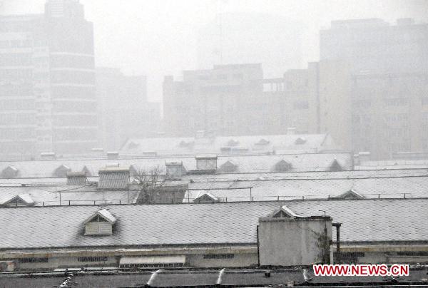 Photo taken on Dec. 15, 2010 shows snow-covered roofs in Hangzhou, capital of east China&apos;s Zhejiang Province. Hangzhou witnessed the first snow of this winter Wednesday morning. 