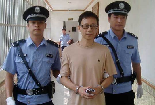 Han Feng, former sales director at the tobacco monopoly bureau in the Guangxi Zhuang autonomous region, is escorted to court for his trial on Sept 2 at the Intermediate People's Court of Nanning, capital of Guangxi. [Lu Linfeng / China News Service]    