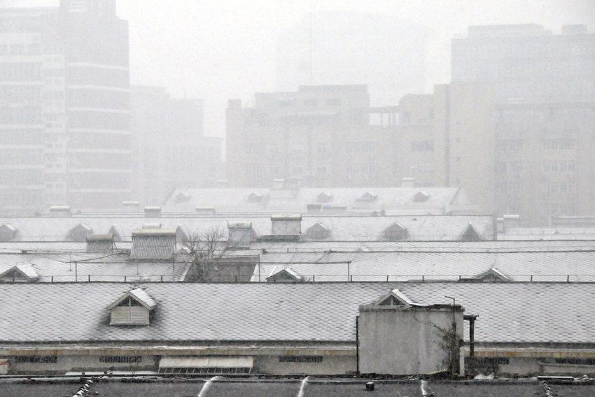 Photo taken on Dec 15, 2010 shows snow-covered roofs in Hangzhou, capital of east China&apos;s Zhejiang province. Hangzhou witnessed the first snow of this winter Wednesday morning.[Photo/Xinhua]