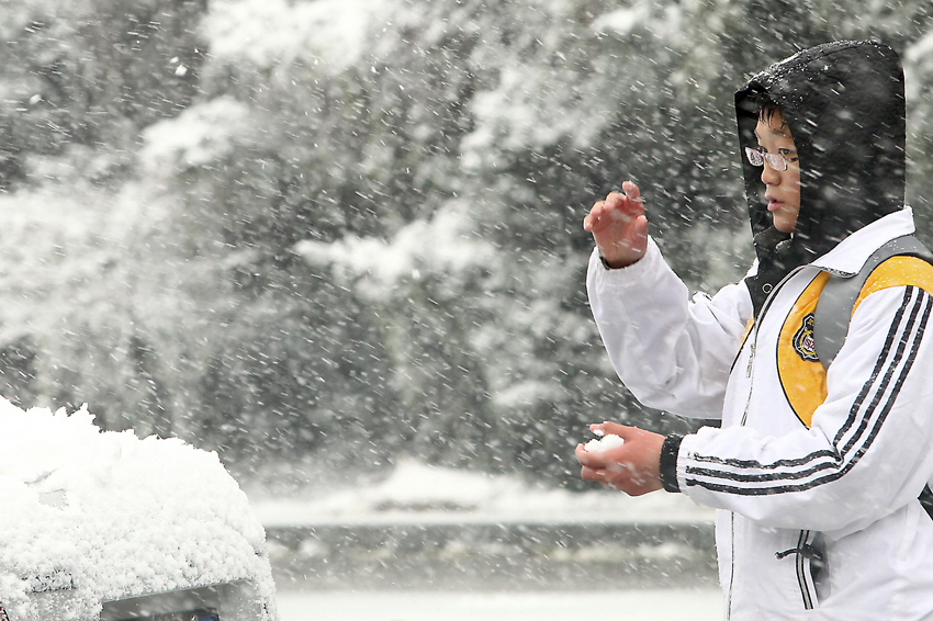 The first large scope of snowfall of this winter hit Southeast China&apos;s Jiangxi province from Wednesday.[Photo/Xinhua]