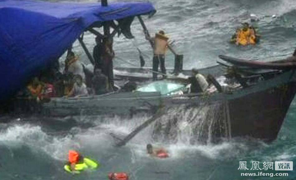 A boat laden with refugees is driven onto rocks at Christmas Island in this still image taken from video December 15, 2010. Twenty-seven asylum seekers have died and dozens may be missing after heavy waves smashed their timber boat onto rocks on Christmas Island in the Indian Ocean off Australia on Wednesday, sinking the boat and throwing people into stormy seas.[news.ifeng.com]