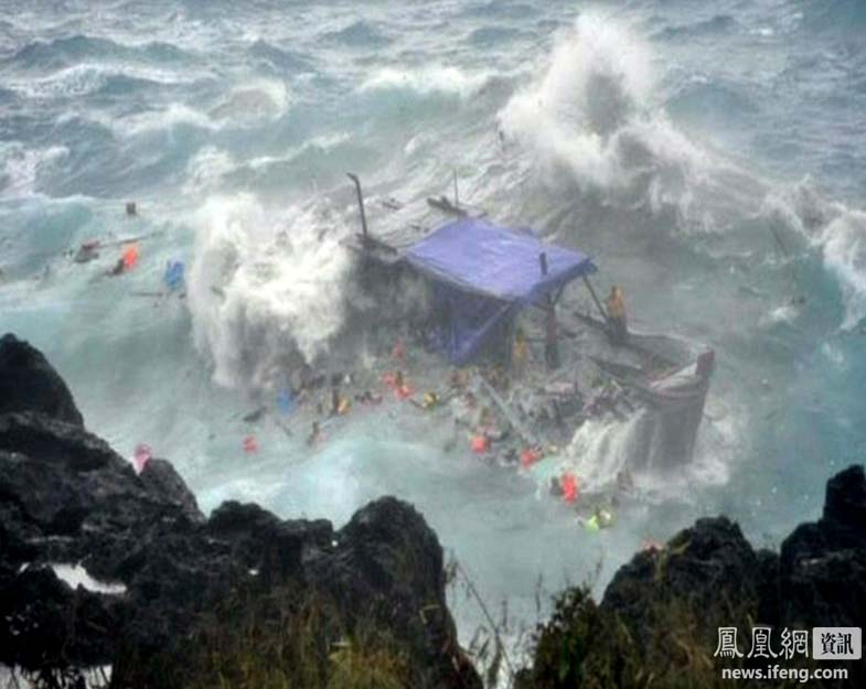 A boat laden with refugees is driven onto rocks at Christmas Island in this still image taken from video December 15, 2010.[news.ifeng.com]