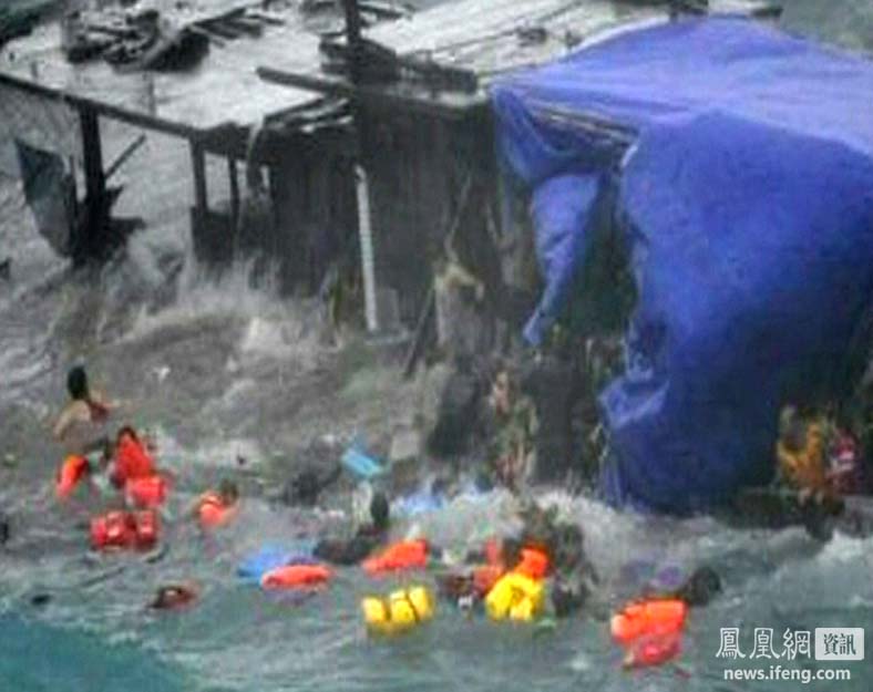 A boat laden with refugees is driven onto rocks at Christmas Island in this still image taken from video December 15, 2010.[news.ifeng.com]