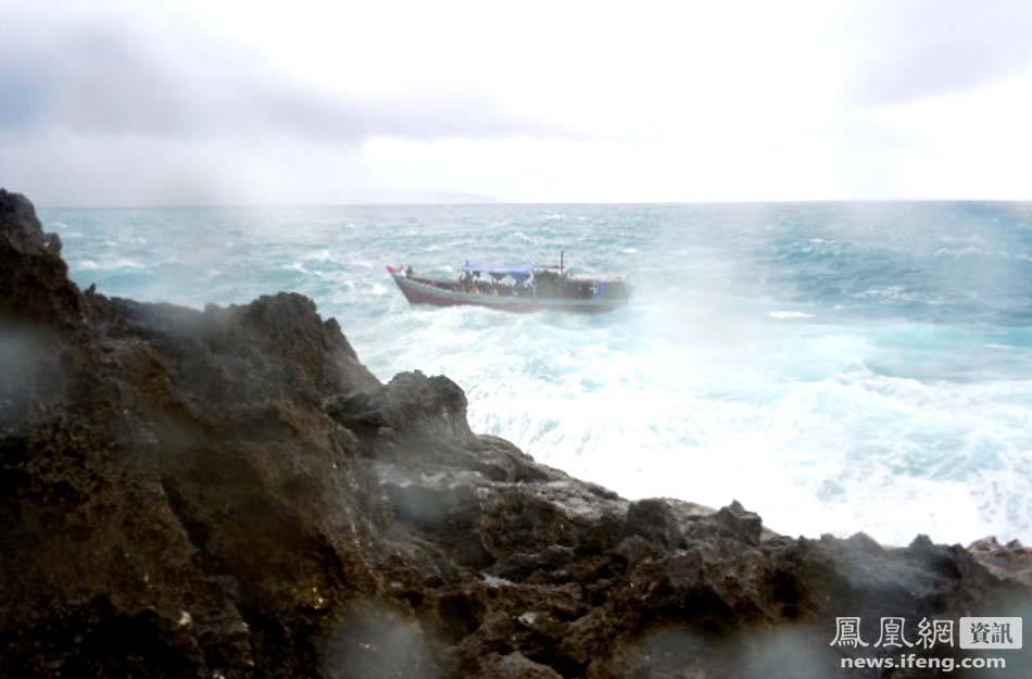 A boat laden with refugees is driven onto rocks at Christmas Island in this still image taken from video December 15, 2010.[news.ifeng.com]