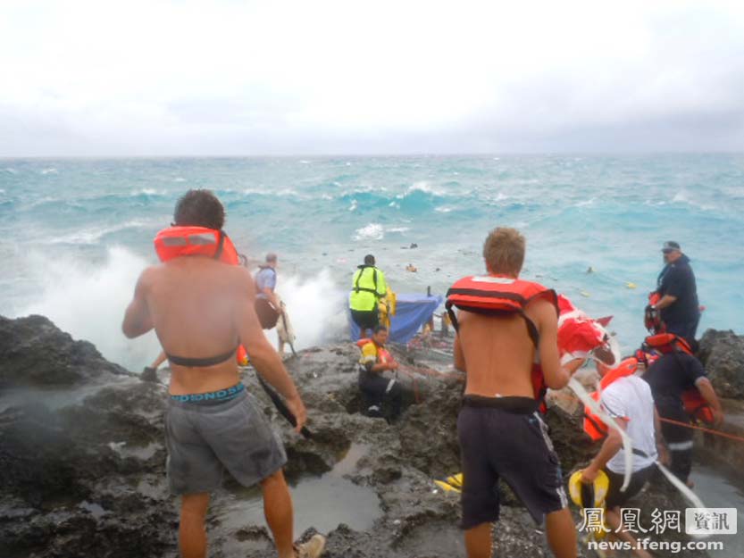 A boat laden with refugees is driven onto rocks at Christmas Island in this still image taken from video December 15, 2010.[news.ifeng.com]