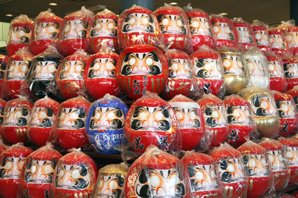 Piled tumblers wait for customers in shops in Takasaki, Japan, Dec 14, 2010. [Xinhua]