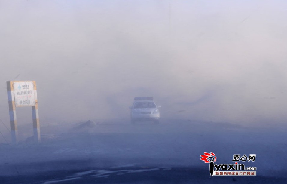 A car drives through a street as strong wind hits Urumqi, Northwest China&apos;s Xinjiang Uygur autonomous region, Dec 15, 2010. The wind, which had one gust reaching level 12 speeds, damaged cars and interrupted many citizens&apos; daily lives. [Yaxin.net]